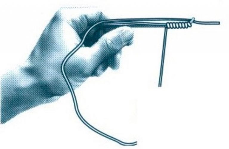 Demonstration image of how to tie and egg loop knot lure.
