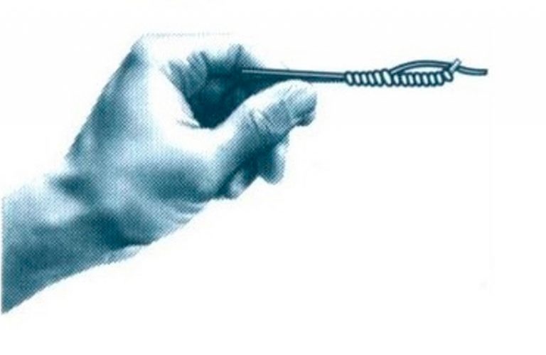 Demonstration image of how to tie and egg loop knot lure.